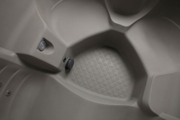 Maui Hot Tub 5-Person Lounger, 25 SS Jet, 110V/230V, Stainless Heater, Ozone, Waterfall and Upgraded Lighting - Image 17